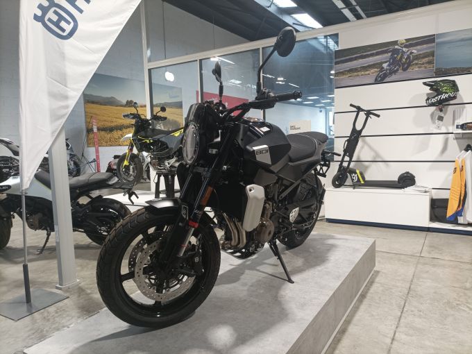 HUSQVARNA SVARTPILEN 801 4