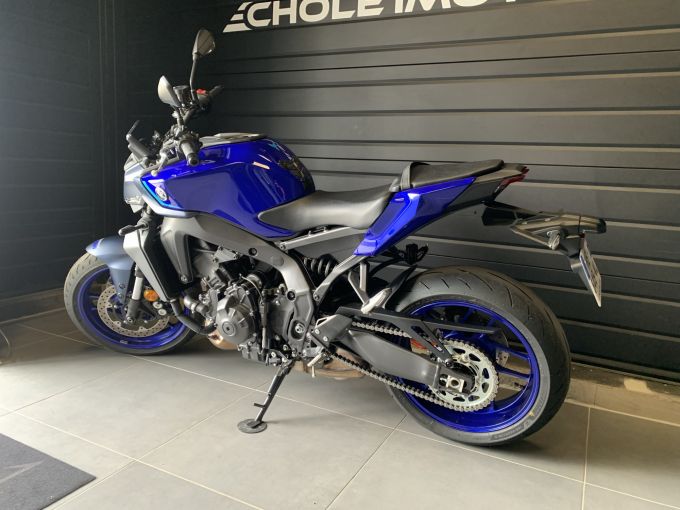 YAMAHA MT-09 4