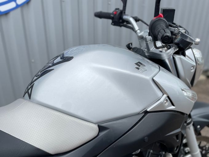 SUZUKI GSR 600 4