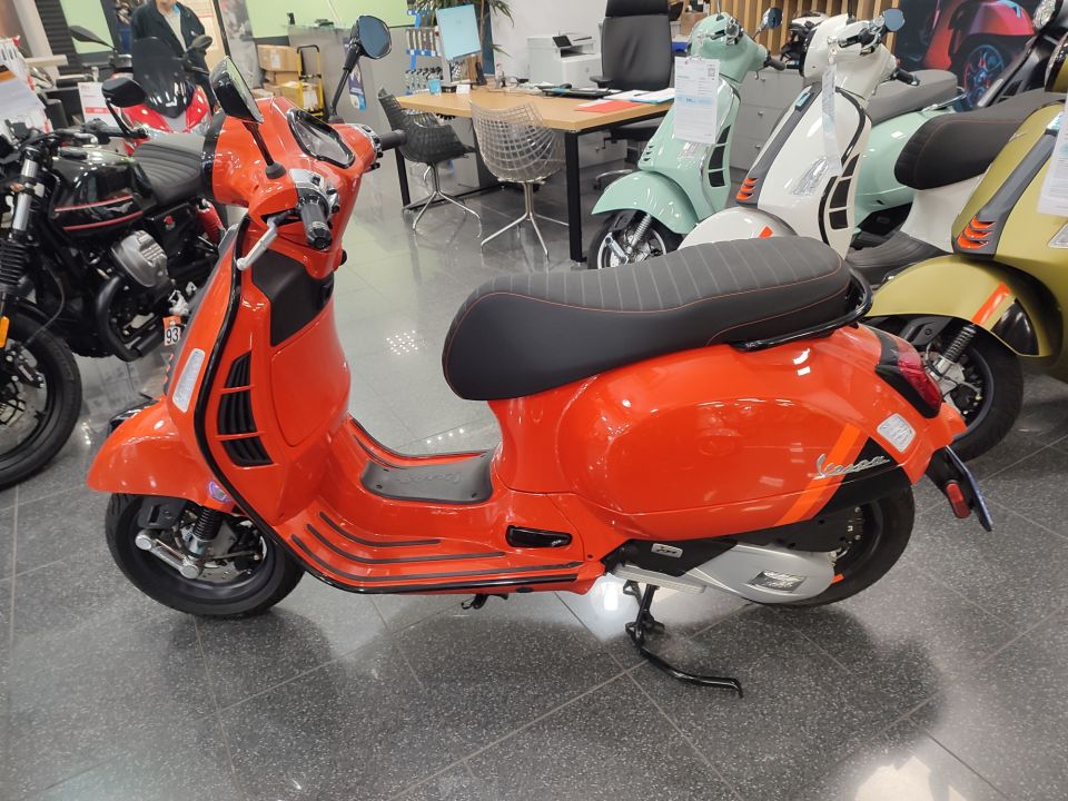 VESPA GTS SUPER SPORT 4