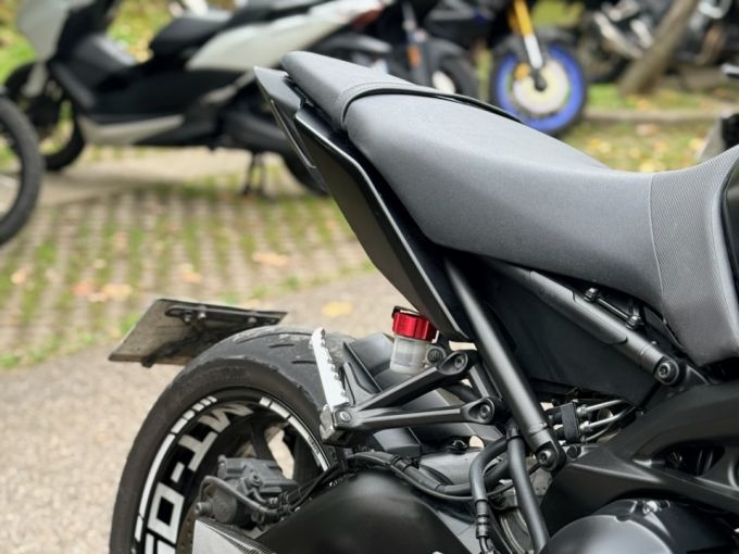 YAMAHA MT-09 4