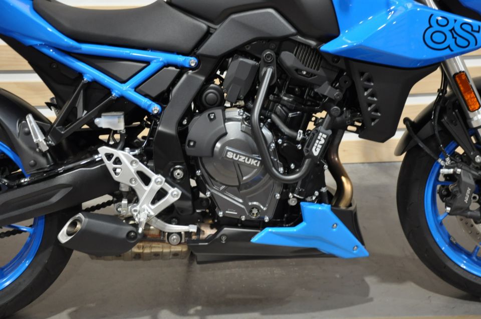 SUZUKI GSX-8S 4