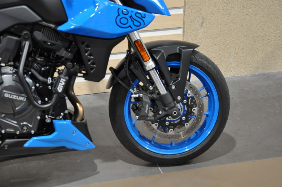 SUZUKI GSX-8S 4