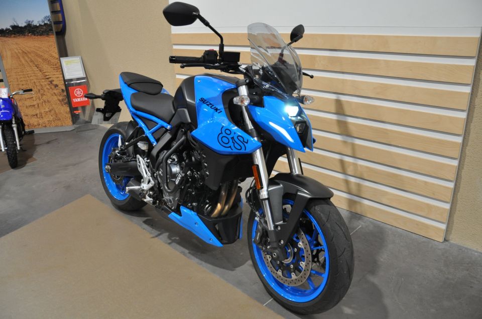 SUZUKI GSX-8S 4