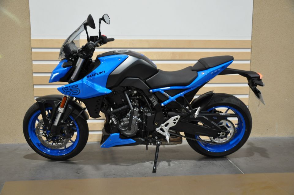 SUZUKI GSX-8S 4