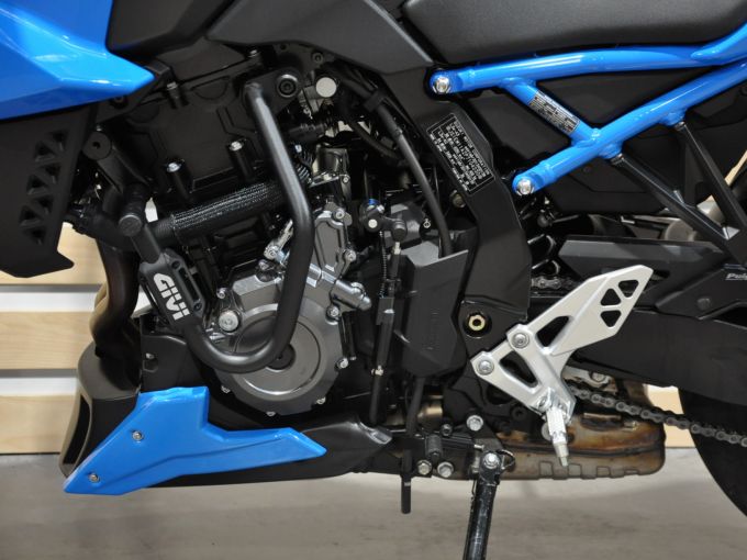 SUZUKI GSX-8S 4