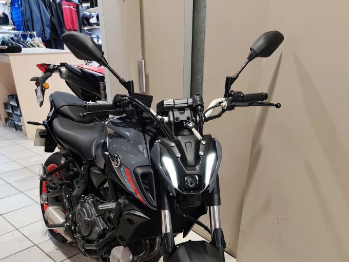YAMAHA MT-07 4