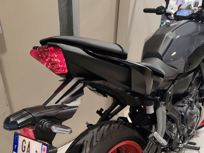 YAMAHA MT-07 4