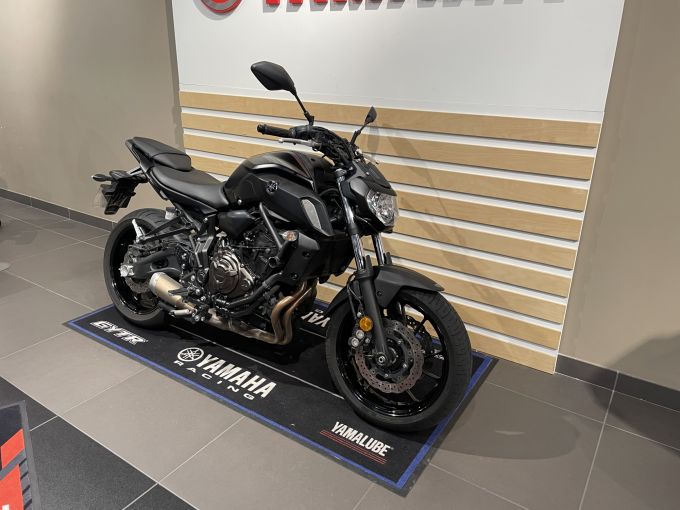 YAMAHA MT-07 4