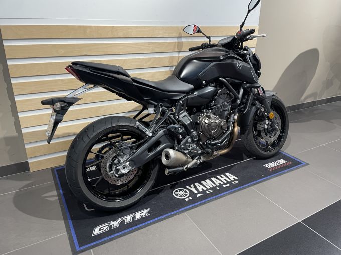 YAMAHA MT-07 4