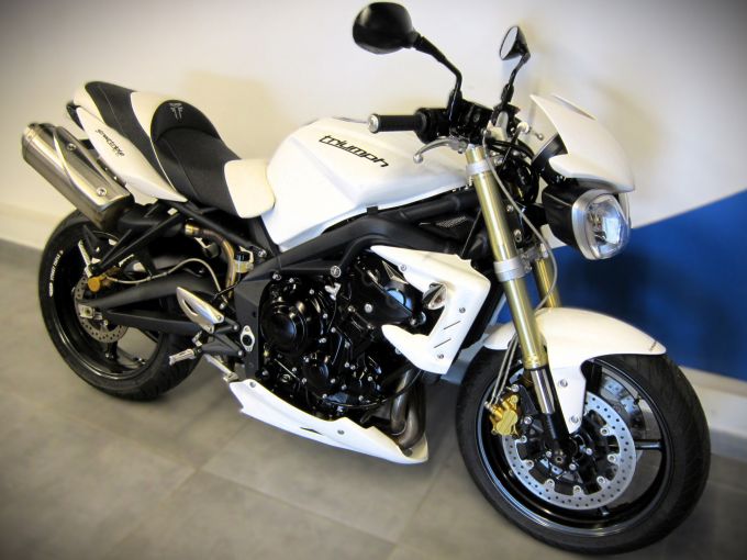 TRIUMPH STREET TRIPLE 675 4