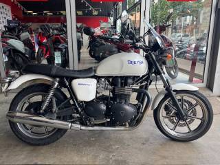TRIUMPH BONNEVILLE 900 - 2011