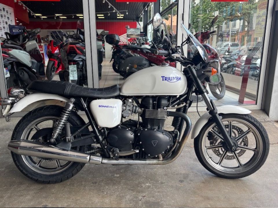 TRIUMPH BONNEVILLE 900 4