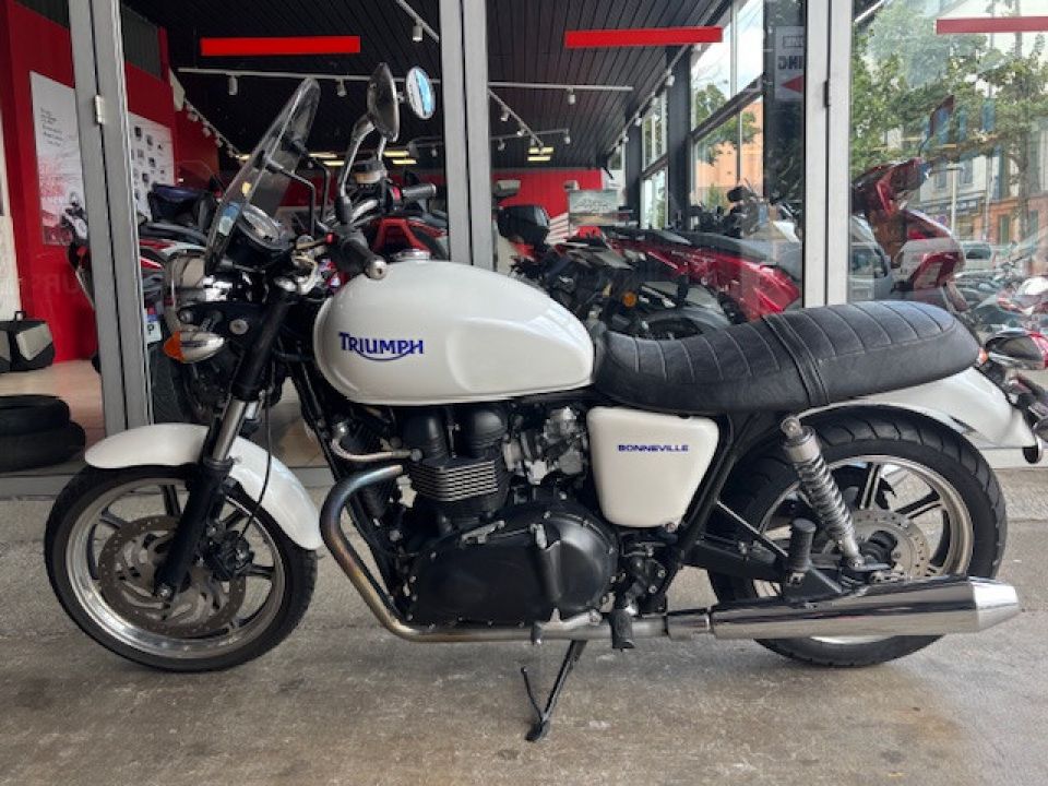 TRIUMPH BONNEVILLE 900 4