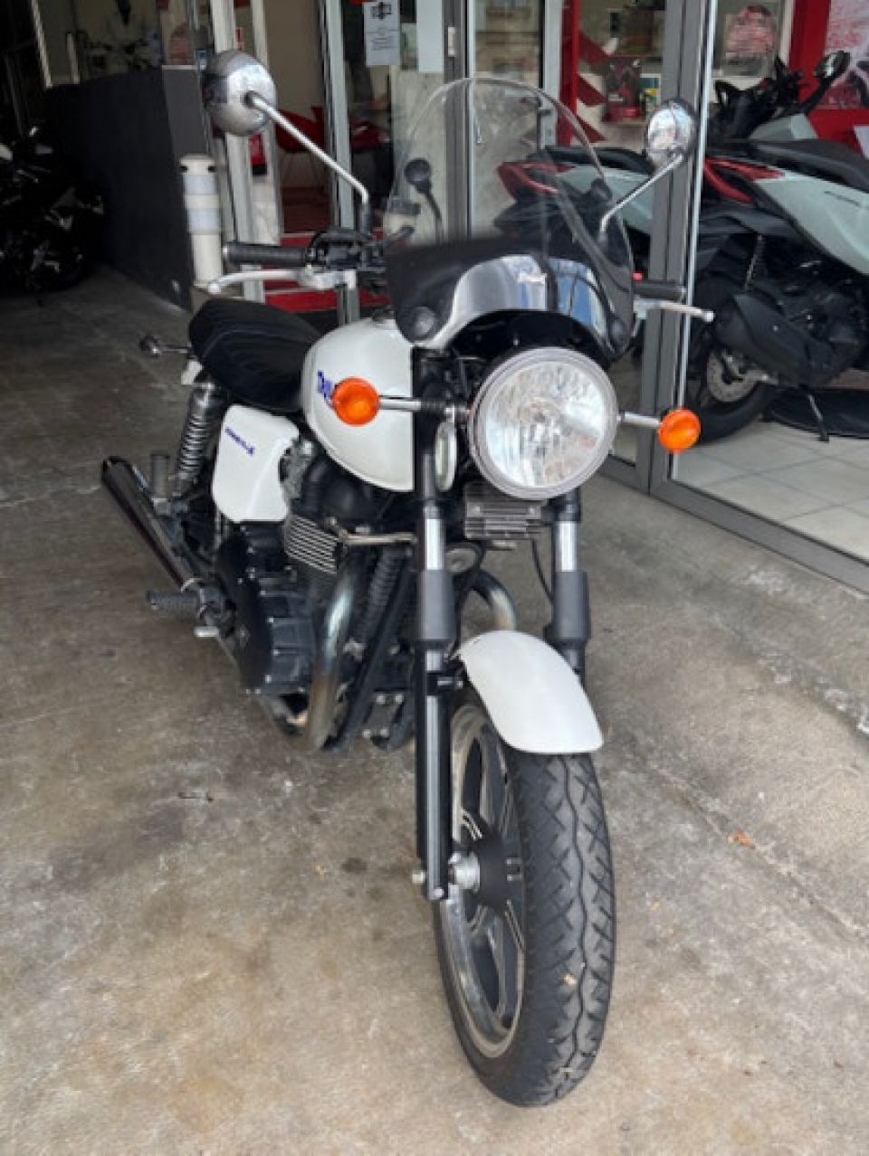 TRIUMPH BONNEVILLE 900 4