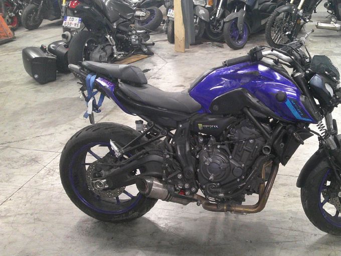 YAMAHA MT-07 4