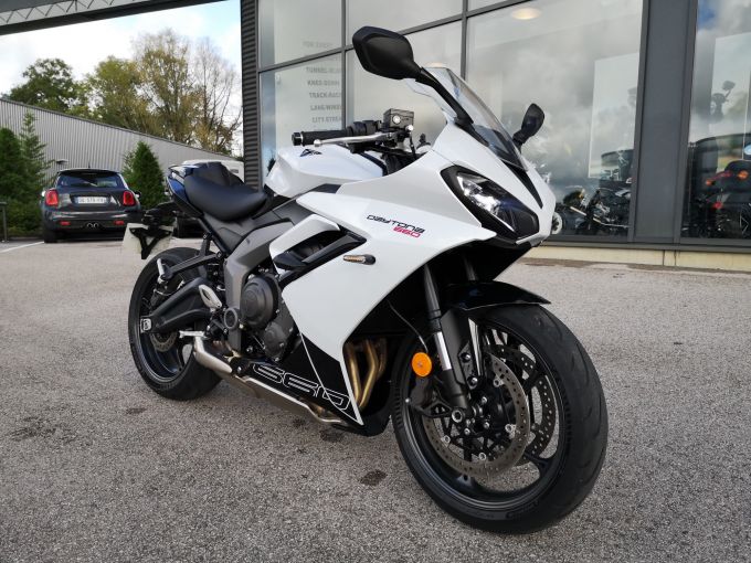 TRIUMPH 	DAYTONA 660 4