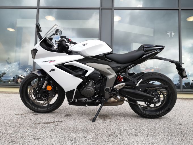 TRIUMPH 	DAYTONA 660 4