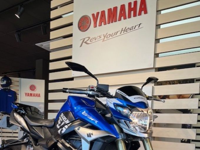 SUZUKI GSR 750 4