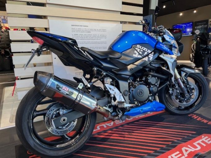 SUZUKI GSR 750 4
