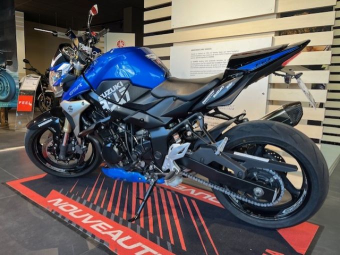 SUZUKI GSR 750 4