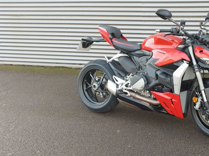 DUCATI STREETFIGHTER V2 4