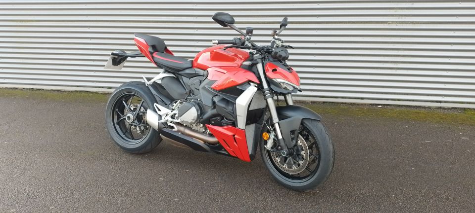 DUCATI STREETFIGHTER V2 4