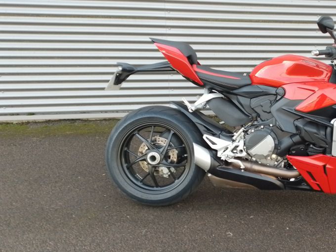 DUCATI STREETFIGHTER V2 4
