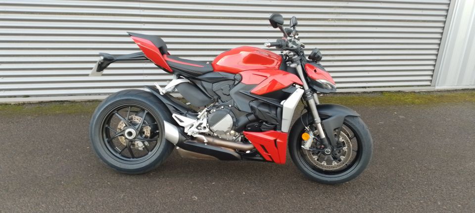 DUCATI STREETFIGHTER V2 4