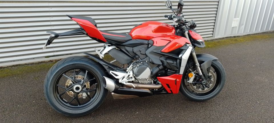 DUCATI STREETFIGHTER V2 4