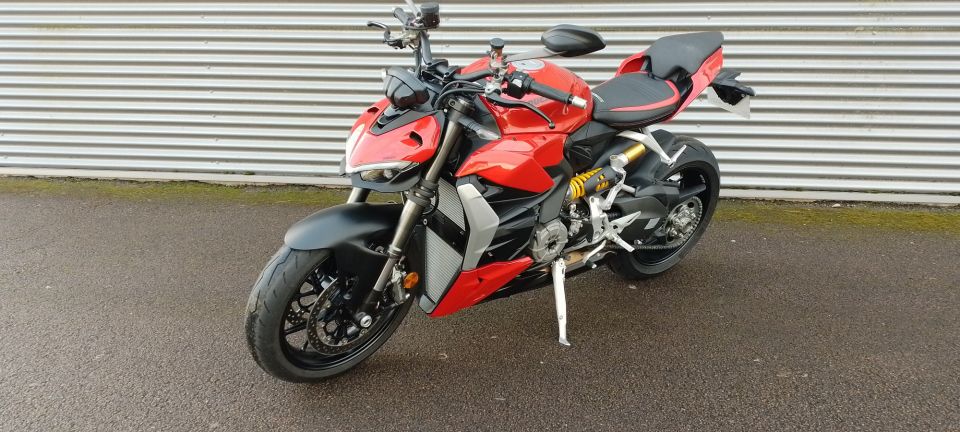 DUCATI STREETFIGHTER V2 4