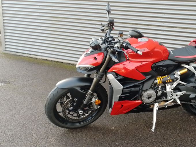 DUCATI STREETFIGHTER V2 4