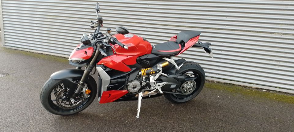 DUCATI STREETFIGHTER V2 4