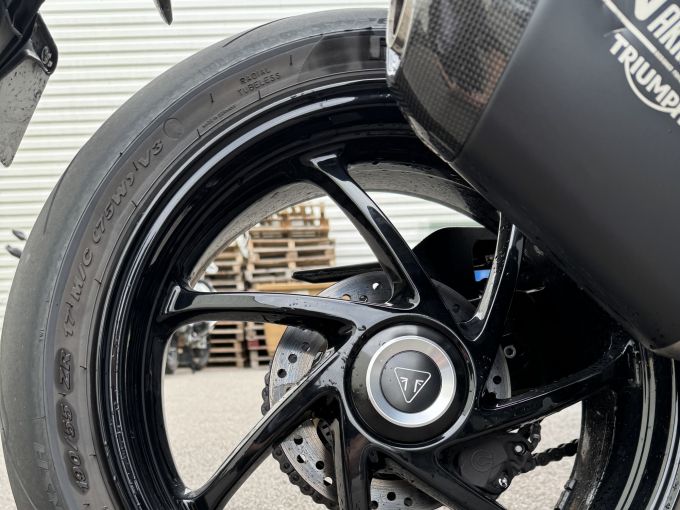 TRIUMPH SPEED TRIPLE 1200 RS 4