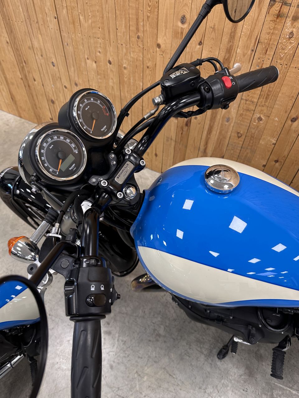 TRIUMPH Bonneville T100 4