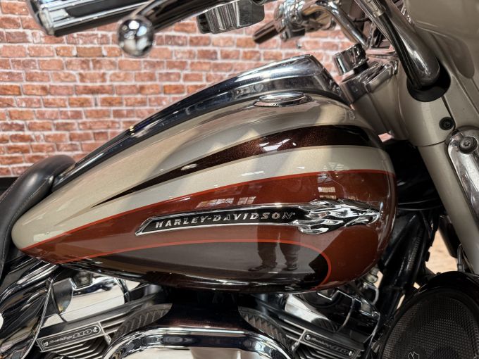 HARLEY-DAVIDSON TOURING ELECTRA GLIDE 1800 ULTRA CVO 4