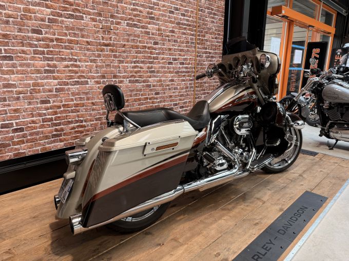 HARLEY-DAVIDSON TOURING ELECTRA GLIDE 1800 ULTRA CVO 4