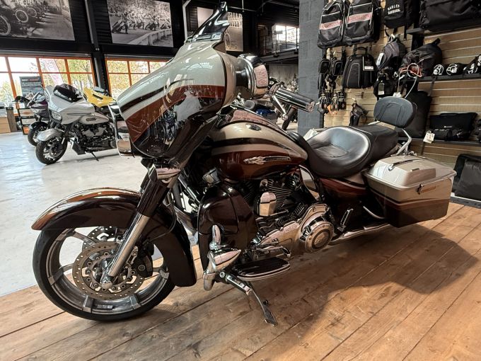 HARLEY-DAVIDSON TOURING ELECTRA GLIDE 1800 ULTRA CVO 4