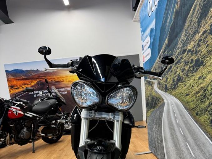 TRIUMPH STREET TRIPLE 660 S 4
