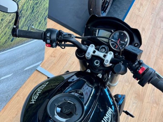 TRIUMPH STREET TRIPLE 660 S 4