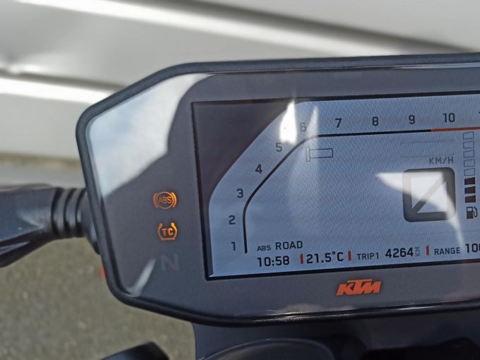 KTM 890 DUKE 4