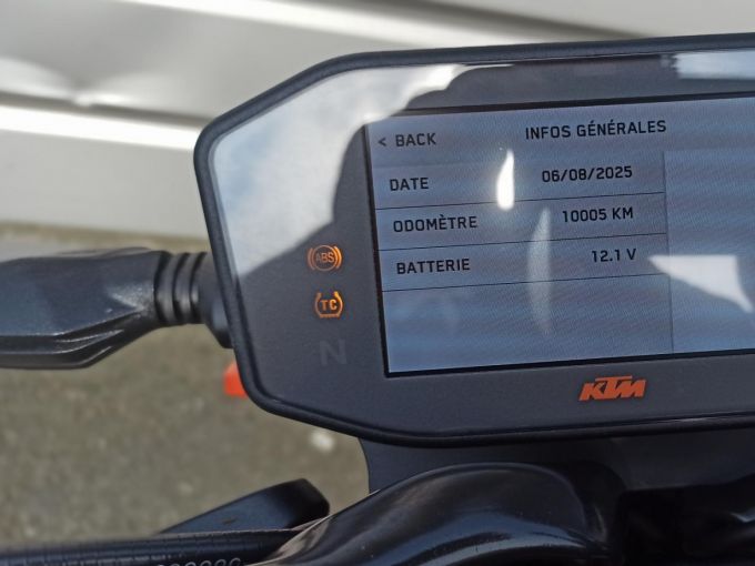 KTM 890 DUKE 4