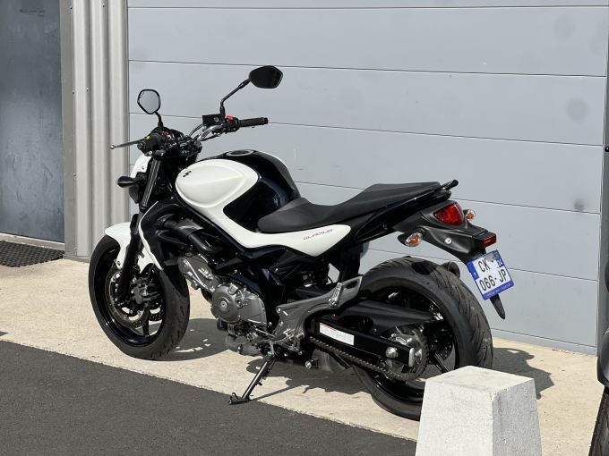 SUZUKI GLADIUS 650 4