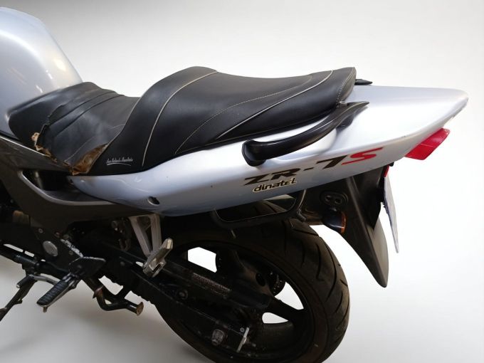 KAWASAKI ZR-7 4