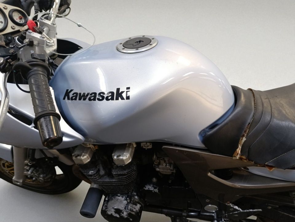 KAWASAKI ZR-7 4