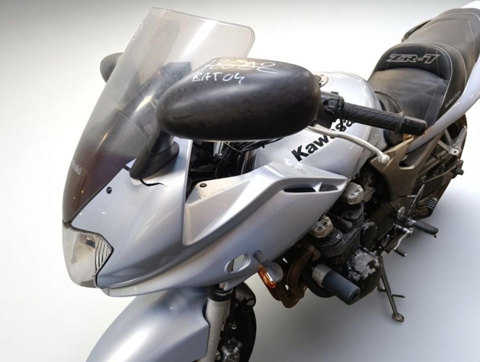 KAWASAKI ZR-7 4
