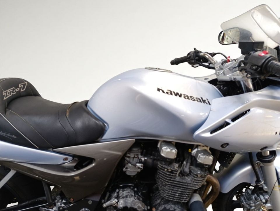 KAWASAKI ZR-7 4