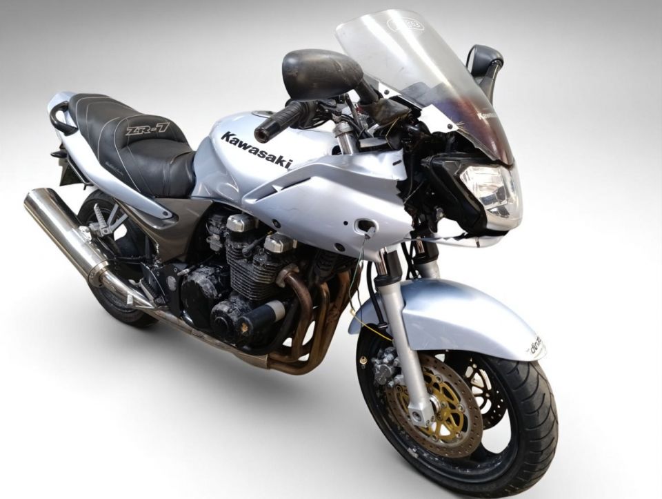 KAWASAKI ZR-7 4