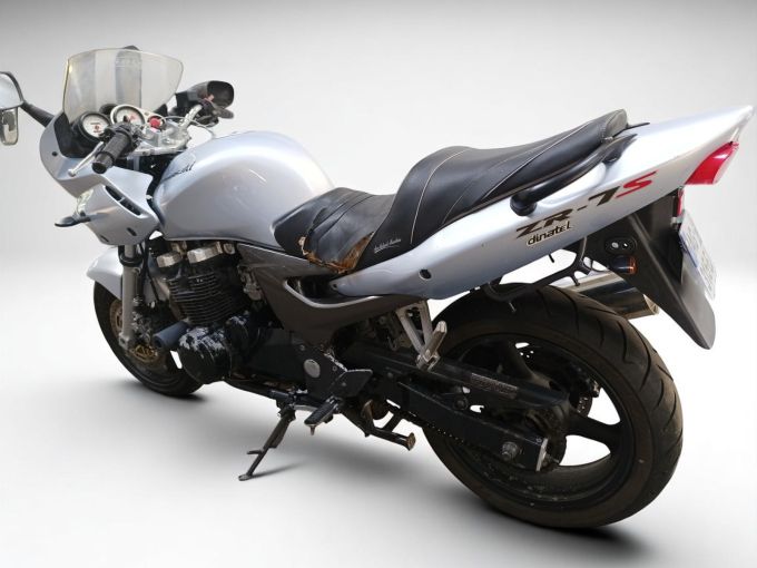 KAWASAKI ZR-7 4