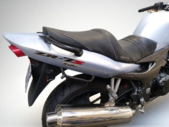 KAWASAKI ZR-7 4